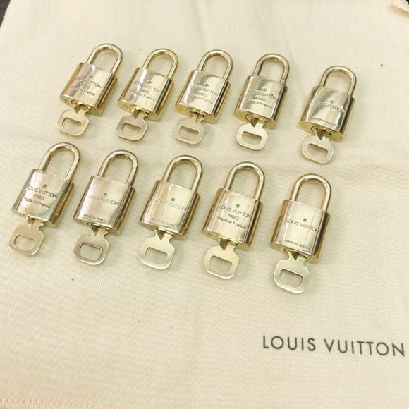 Louis Vuitton Accessories - LOUIS VUITTON LV 10 SET PADLOCK KEY CHARM CADENA GOLD-PLATED FRANCE 34JF227